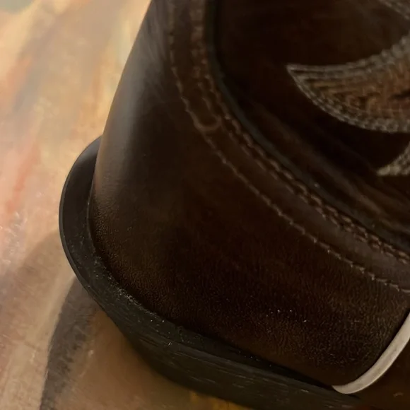 Ariat Yukon brown Legend Spirt boots, bradded cross design on toes. - Picture 14 of 14